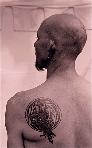 Mythos Pangäa 14/16: Der Tatoo-Mann auf Burg Wegberg, 2003 (Foto: Bodo P. Schmitz, www.zonesystem.de)